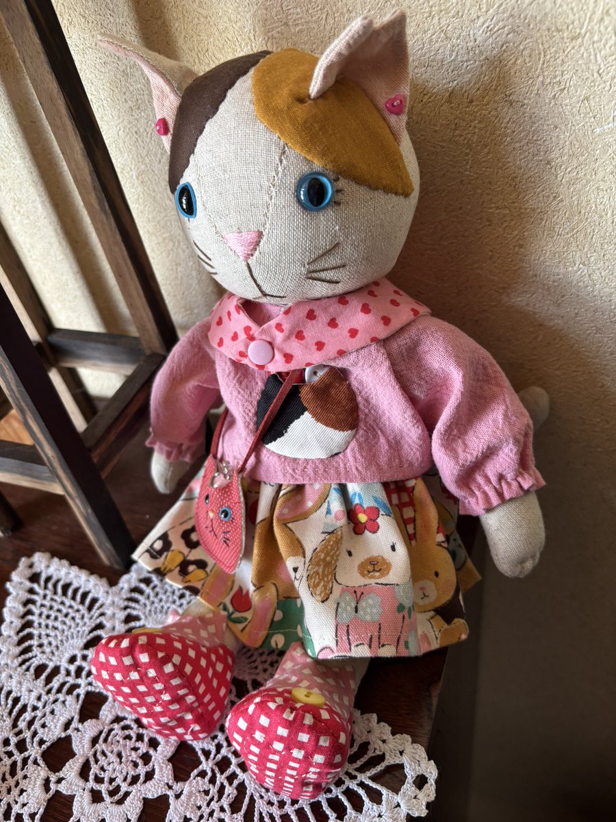 ArkReiko's tweet photo. クラフト作家さんのイベントにて、可愛らしい保護猫ぬいぐるみを連れ帰りました🐈三毛猫ちゃんです🥰 https://t.co/l5UOEQvMdN