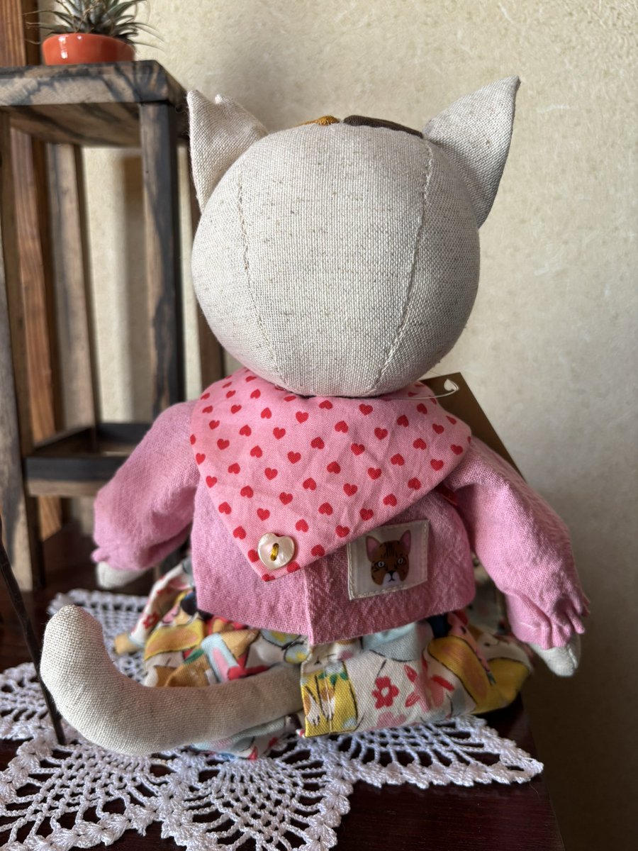 ArkReiko's tweet photo. クラフト作家さんのイベントにて、可愛らしい保護猫ぬいぐるみを連れ帰りました🐈三毛猫ちゃんです🥰 https://t.co/l5UOEQvMdN