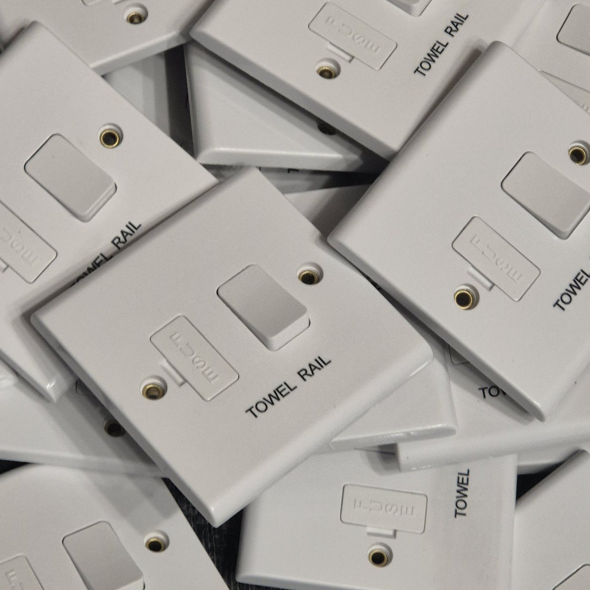 AshfordLasers's tweet photo. It’s all in the details. ✨
Close-up on our latest batch of custom-engraved fused spurs.
#EngravingService #ElectricalDesign #SwitchPlates #ConstructionUK #IndustrialEngraving #WholesaleTrade https://t.co/u53RPBN7vL