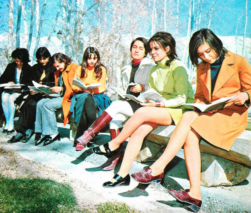 #อิหร่าน เคยมีราชวงศ์ปกครองมานับพันปีเลยนะ กษัตริย์เรียกว่า "ชาห์"มาตลอด

จนกระทั่งปี 1979 โดนล้มราชบัลลังก์ด้วยการปฏิวัติอิสลาม

ชาห์ องค์สุดท้ายคือ พระเจ้าโมฮัมหมัด เรซา ปาห์ลาวี ขึ้นครองราชย์ตั้งแต่ 1941-1979

พระองค์จัดงานบรมราชาภิเษกใหญ่โตเมื่อปี 1967 สถาปนาตัวเองเป็น