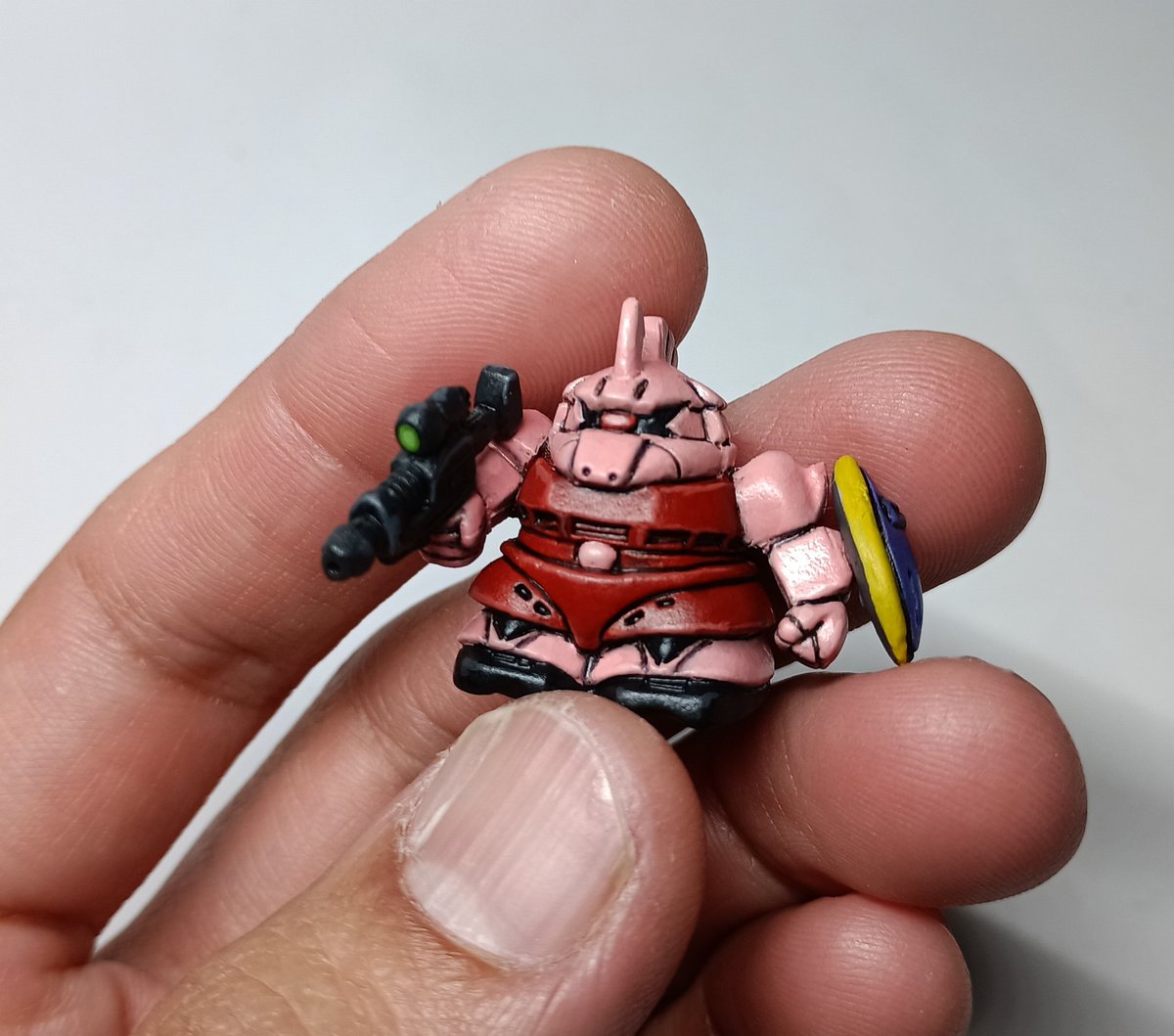 ガン消しのゲルググ塗りました。トサカが無かったのでゴムから削り出し