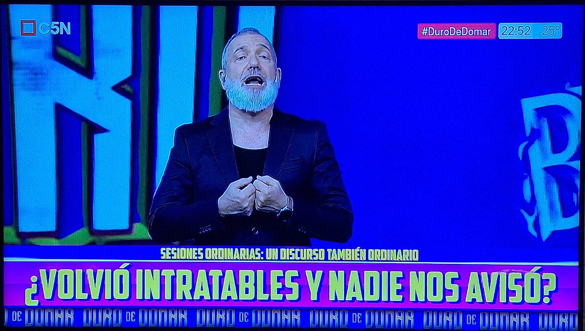 Terminó el espectáculo decadente de Milei y aparece Duggan vestido con malla de baile y saco. No nos dan tregua.