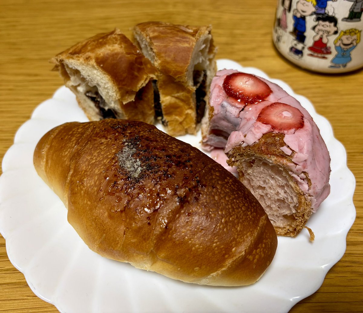 R47th's tweet image. ＃今日の朝ごぱん🥐
昨日 ＃ANTIQUE で購入して来た🛒パンたち🥐
＃マジカルチョコリング は外せない❣️
＃春限定🌸＃いちごフレーバー🍓もGET☝️甘酸っぱい☺️
甘い系の後には､黒胡椒の効いた
＃塩パン🥖が旨い❣️

久々に､ANTIQUEのパン🥐
美味しゅうございました🥰