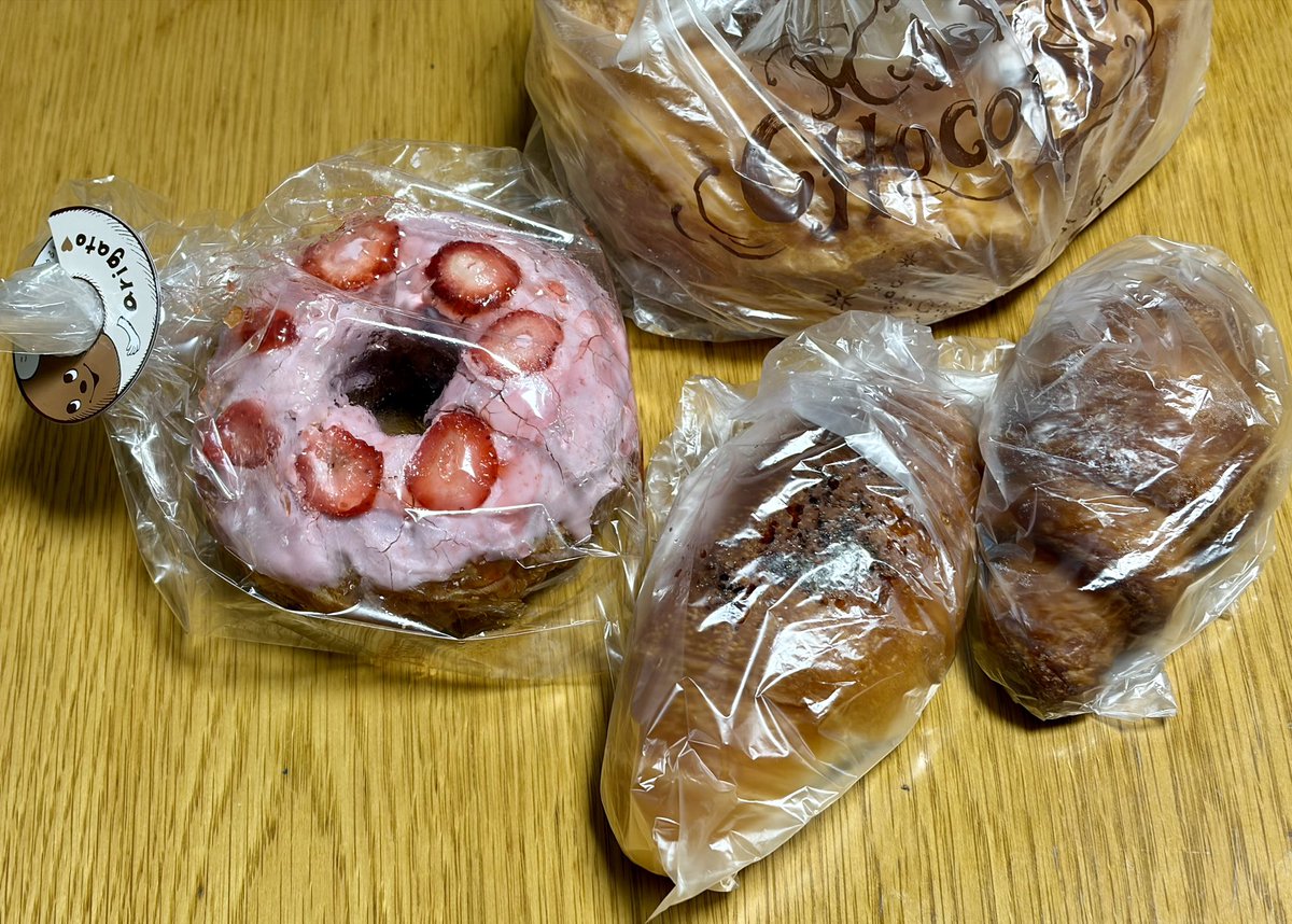 R47th's tweet image. ＃今日の朝ごぱん🥐
昨日 ＃ANTIQUE で購入して来た🛒パンたち🥐
＃マジカルチョコリング は外せない❣️
＃春限定🌸＃いちごフレーバー🍓もGET☝️甘酸っぱい☺️
甘い系の後には､黒胡椒の効いた
＃塩パン🥖が旨い❣️

久々に､ANTIQUEのパン🥐
美味しゅうございました🥰