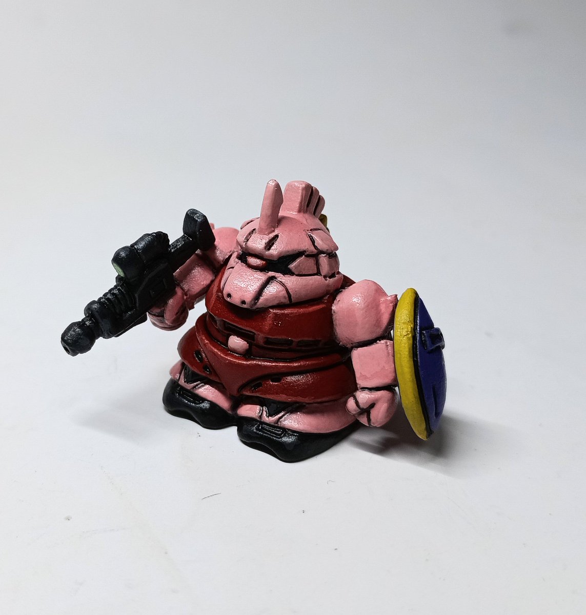 ガン消しのゲルググ塗りました。トサカが無かったのでゴムから削り出し