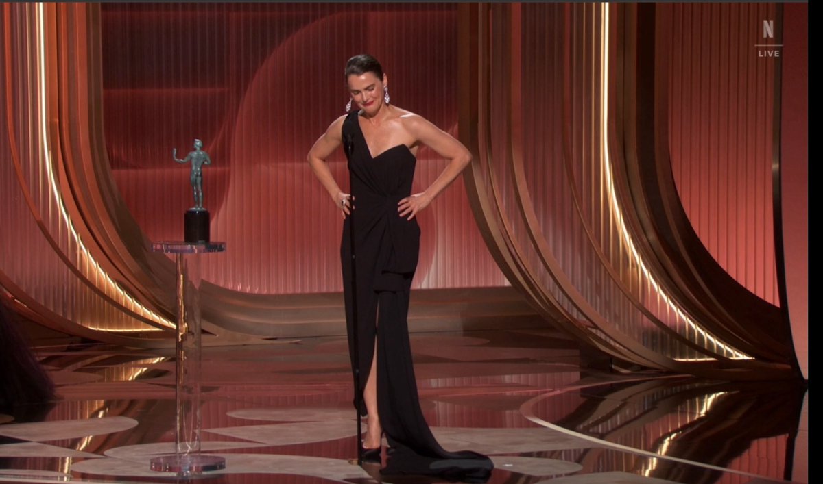 rebccawelton's tweet photo. keri russell my favorite SAG WINNER !!!! https://t.co/mg4bPJUT3p