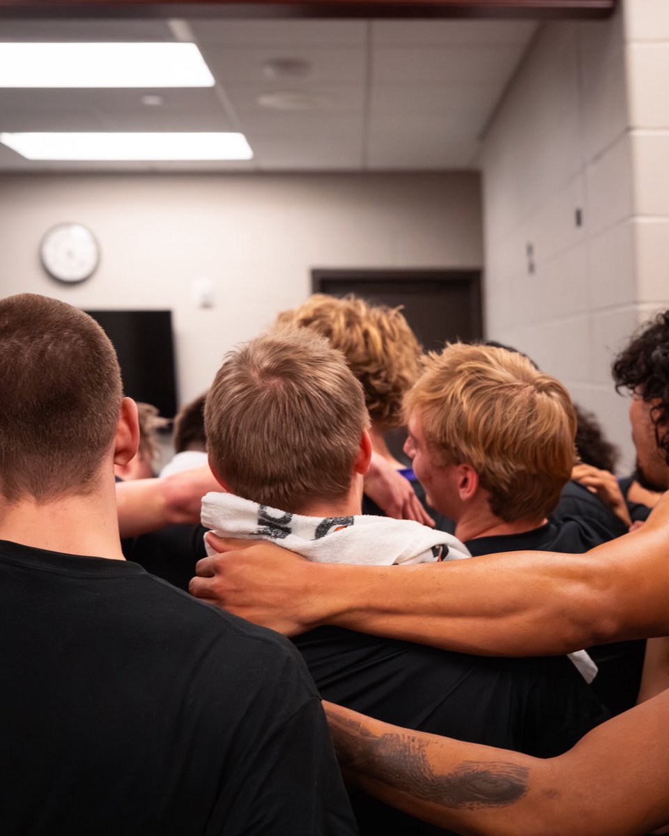 MinnStMBBall's tweet photo. United🫂

#HornsUp | #RollMavs https://t.co/pkzfjJusli