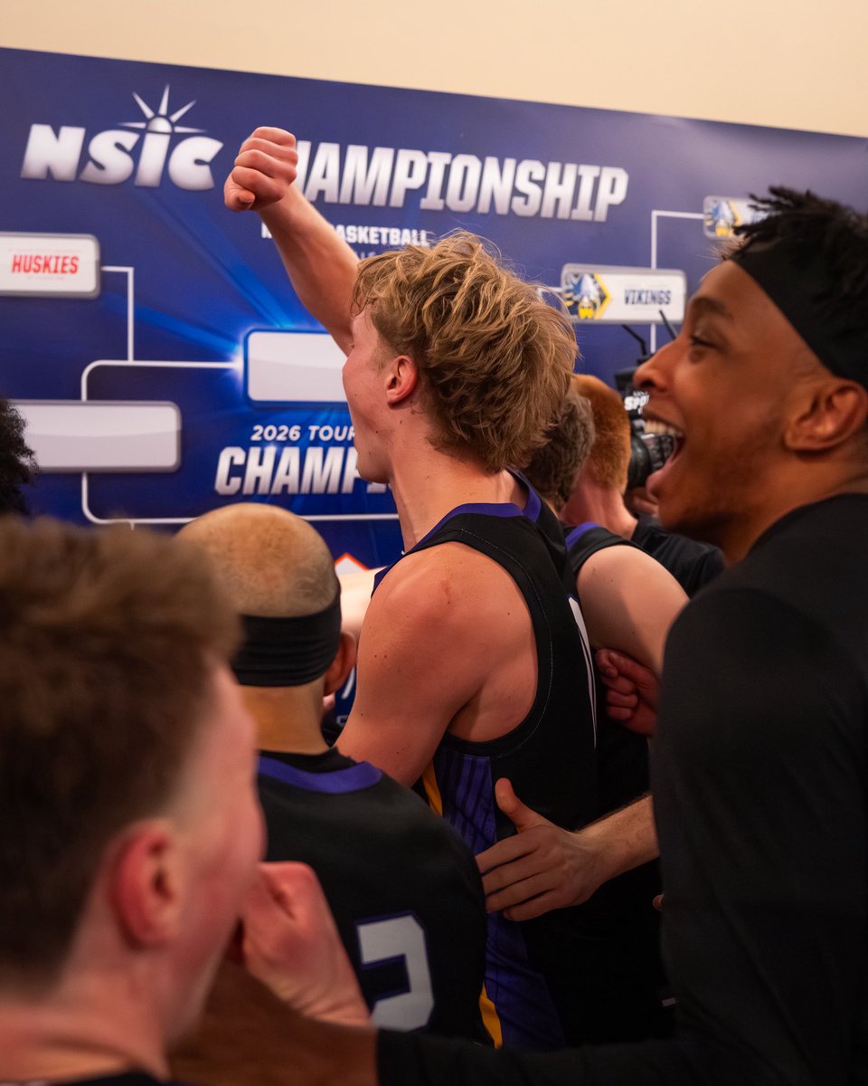 MinnStMBBall's tweet photo. United🫂

#HornsUp | #RollMavs https://t.co/pkzfjJusli