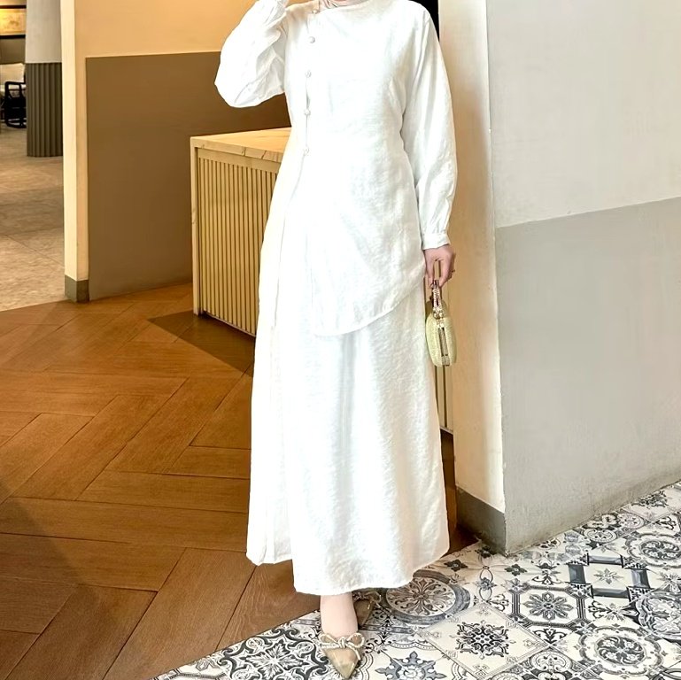 euphoriainrain's tweet photo. Siapa yang sampai hari ini masih scroll e-commerce sampai pusing tapi belum nemu baju Lebaran? 😭

Jujur, mending stop cari gamis yang ribet. Tahun ini mendingan pake One Set aja! ✨ Sini aku kasih racun kenapa one set itu game changer banget buat silaturahmi 😁👇🏻 https://t.co/esT2QwzajQ
