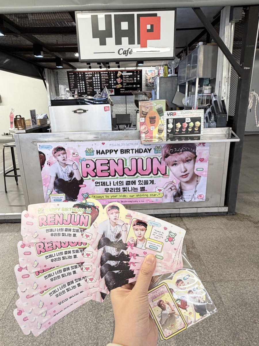 วันนี้ร้านเปิดทำการแล้วนะคับ สามารถซื้อเครื่องดื่มแล้วรับกอวได้เลยค้าบ ( ของมีจำนวนจำกัดน้า🫶🏻🩵⭐️)
📍Yapp cafe Makkasan
📆 1 - 15 MAR, 2026

#HAPPYRENJUNDAY
#RENJUN #런쥔 #nctdream
#YELLOW_3TO3WITHLOVE
#น้องอินจุนผู้เป็นที่รักของเหรินชิน