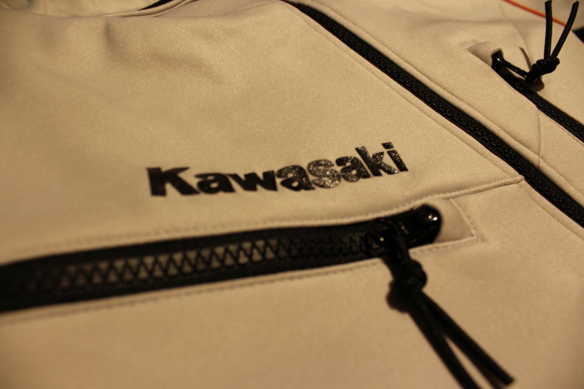 kpyamagata's tweet photo. \新作アパレル続々入荷/
2026年春夏アパレル続々入荷中です！
今回は『カワサキ ライディングトラックジャケット』！
柔らかく伸縮性のあるジャージ素材でライダーの動きをサポート！
カワサキプラザ山形店頭で展示中です！
是非ご覧にいらしてください。
#着るカワサキ #バイク #カワサキのある生活 https://t.co/btg21OVwLo