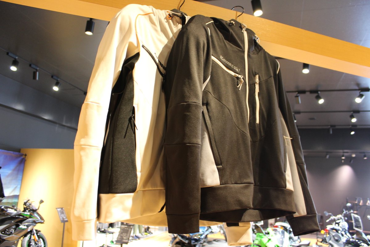 kpyamagata's tweet photo. \新作アパレル続々入荷/
2026年春夏アパレル続々入荷中です！
今回は『カワサキ ライディングトラックジャケット』！
柔らかく伸縮性のあるジャージ素材でライダーの動きをサポート！
カワサキプラザ山形店頭で展示中です！
是非ご覧にいらしてください。
#着るカワサキ #バイク #カワサキのある生活 https://t.co/btg21OVwLo