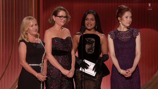 DiscussingFilm's tweet photo. THE OFFICE’ stars Jenna Fischer, Mindy Kaling, Angela Kinsey and Ellie Kemper reunite at The Actor Awards.

“We are women who survived 22-episode seasons.”

See the full winners list: https://t.co/698LjudJmm https://t.co/S53UoTzljU