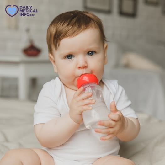 DMedicalinfo's tweet image. متى يشرب طفلك الماء لأول مرة؟ التوقيت الصحيح الذي يوصي به الأطباء!!
يمكنك البدء في تقديم كميات صغيرة من #الماء لطفلك عند بلوغه عمر 6 أشهر تقريبًا، وحتى ذلك الوقت، يوفر حليب الأم أو الحليب الصناعي كل ما يحتاجه طفلك من سوائل وترطيب.
#dailymedicalinfo #kidshealth