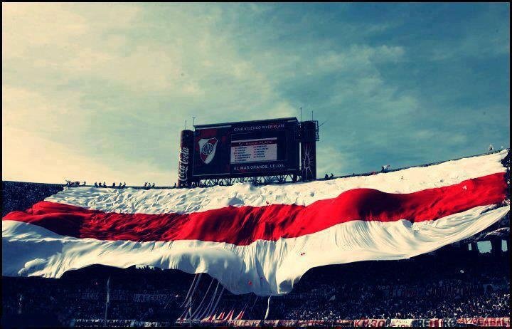 River_Corazon_x's tweet photo. Todas las hinchadas del fútbol argentino despliegan sus banderas, telones, como quieran decirle

Menos nosotros 

Tenemos una prohibición sin precedentes y nadie dice nada

Es hora de que Di Carlo se ponga los pantalones así volvemos a la verdadera fiesta en El Monumental. https://t.co/0p4XHimUnU