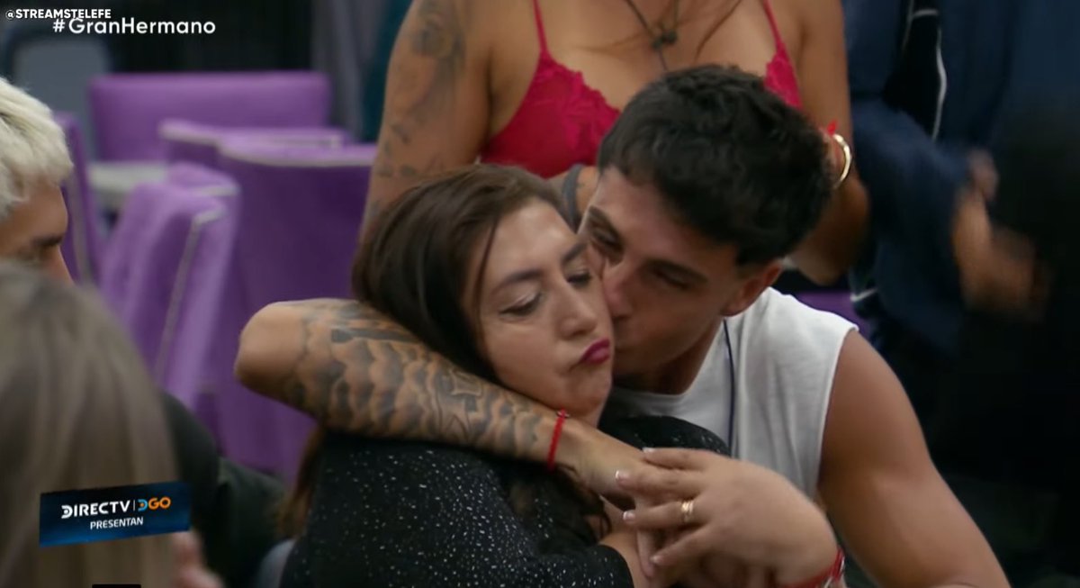 maitelopzz's tweet photo. lo amoroso que es naza, cada vez que no enfocan está BESANDO a alguien q gracioso #GranHermano https://t.co/9Cmxvl742R
