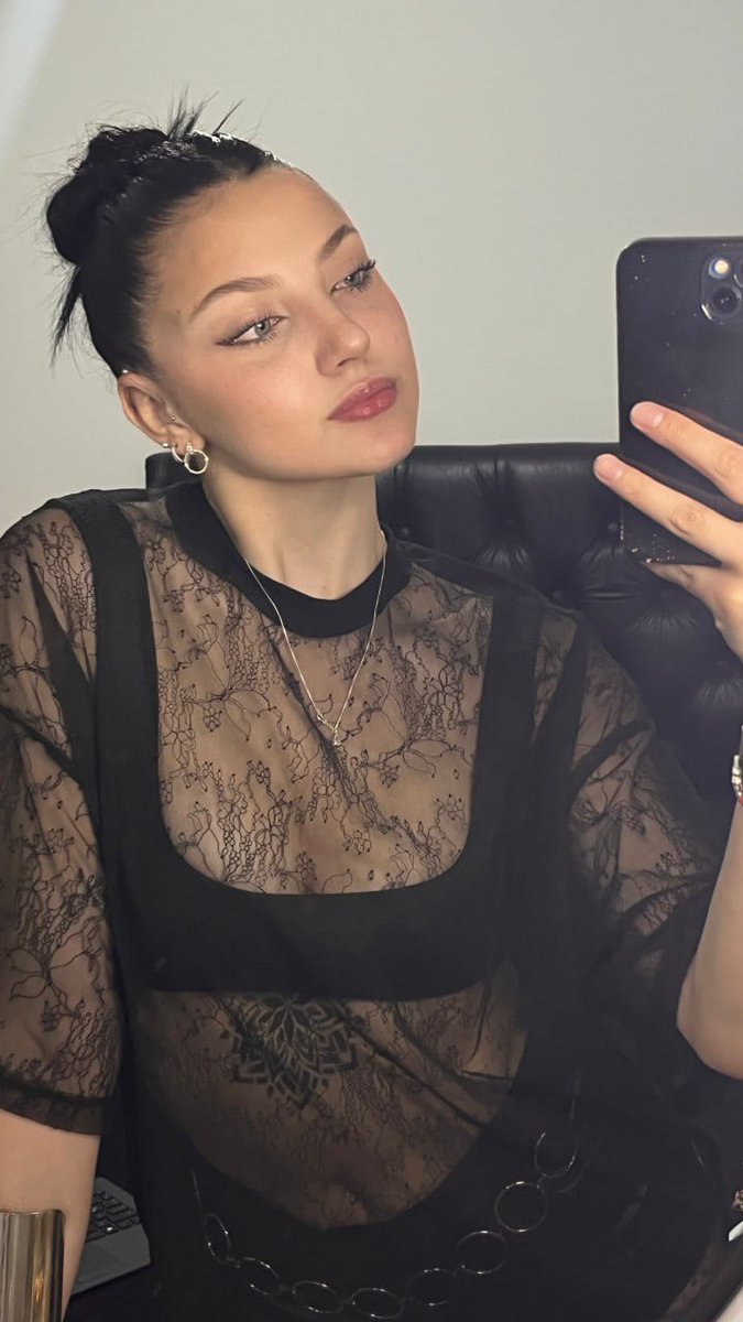 Millienai21's tweet photo. texting is lowkey boring, come make out with me https://t.co/e4aOOsuvf7