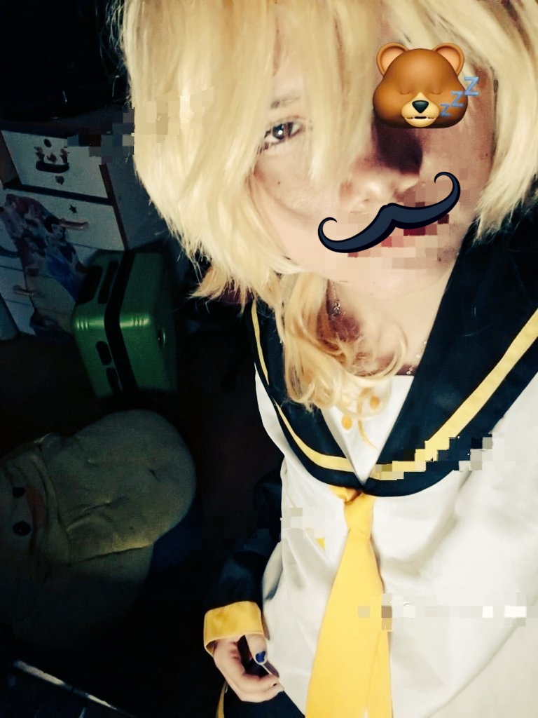 Me dio loquera, y termine con el cosplay de Len kagamine.