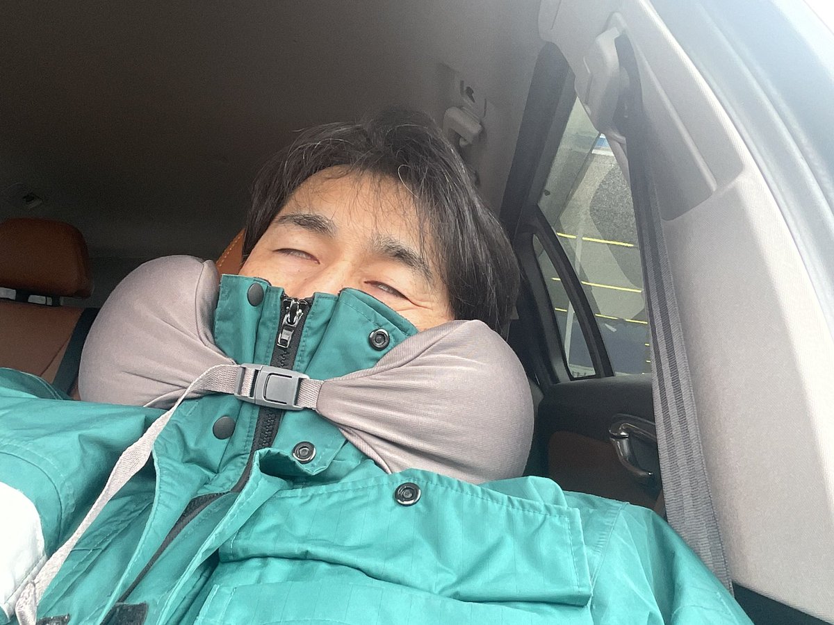 Tozawa4747's tweet image. 【本気の昼寝】
先日　助手席で宮城に出張に行った。
昼食後　眠気に襲われパーキングで寝たのは覚えている。
今朝同行者から写真が送られてきた。
白目むいてるw
これが本気の昼寝💤w
#出張 ＃何でも
＃本気
＃日々予定がパンパンで
＃疲労困憊
＃この首のクッション
＃最高
＃デェス