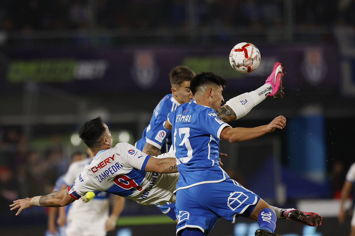 #DatoUC Universidad Católica no daba vuelta un partido de VISITA tras comenzar perdiendo desde el 18-05-2024 ante la U en el Estadio Nacional.
Anotaron:
9' Fernandez (1-0)
22' Aravena (1-1)
61'  ZAMPEDRI (1-2)

#LosCruzados