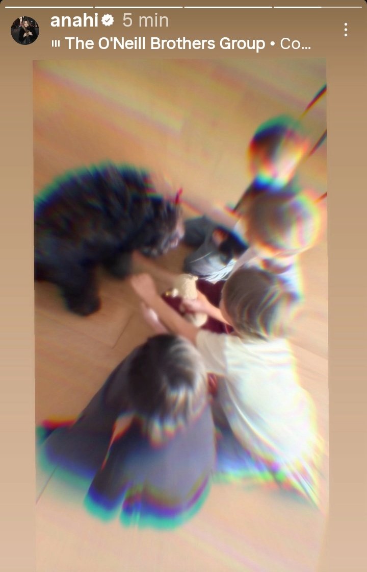 RBD24HorasArg's tweet photo. No me digan que son Manu y Emi con Dani y Nico porque no podría aguantar este encuentro de RBB's 😭🥺 que alguién lo confirme 😍🙏 https://t.co/6sGtLhhSWX