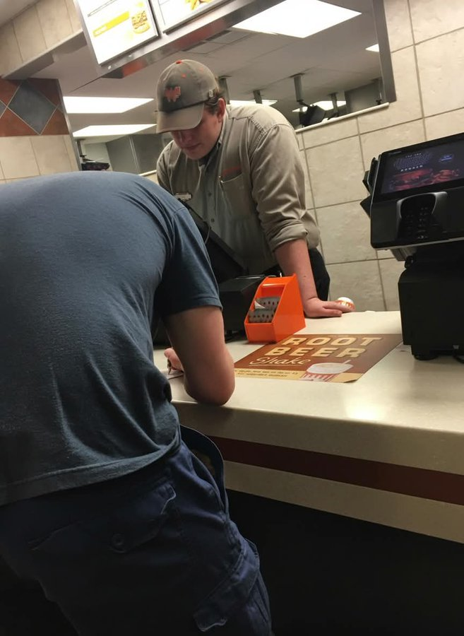 Mi novia y yo estábamos hambrientos y el Whataburger de la calle nos llamaba, así que fuimos (íbamos a pasar por el drive-thru, pero la fila era demasiado larga, así que decidí entrar).

Entré y me di cuenta de que la fila interior también era un poco larga, pero tenía demasiada