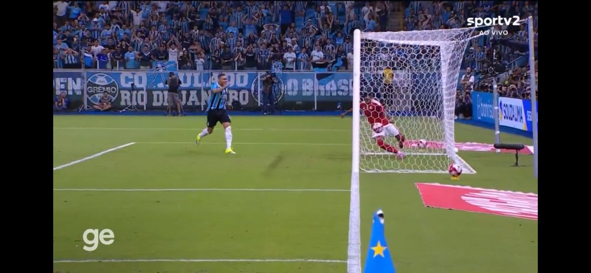 A bola não entrou. O VAR não sugeriu a revisão pois o árbitro é gremista.