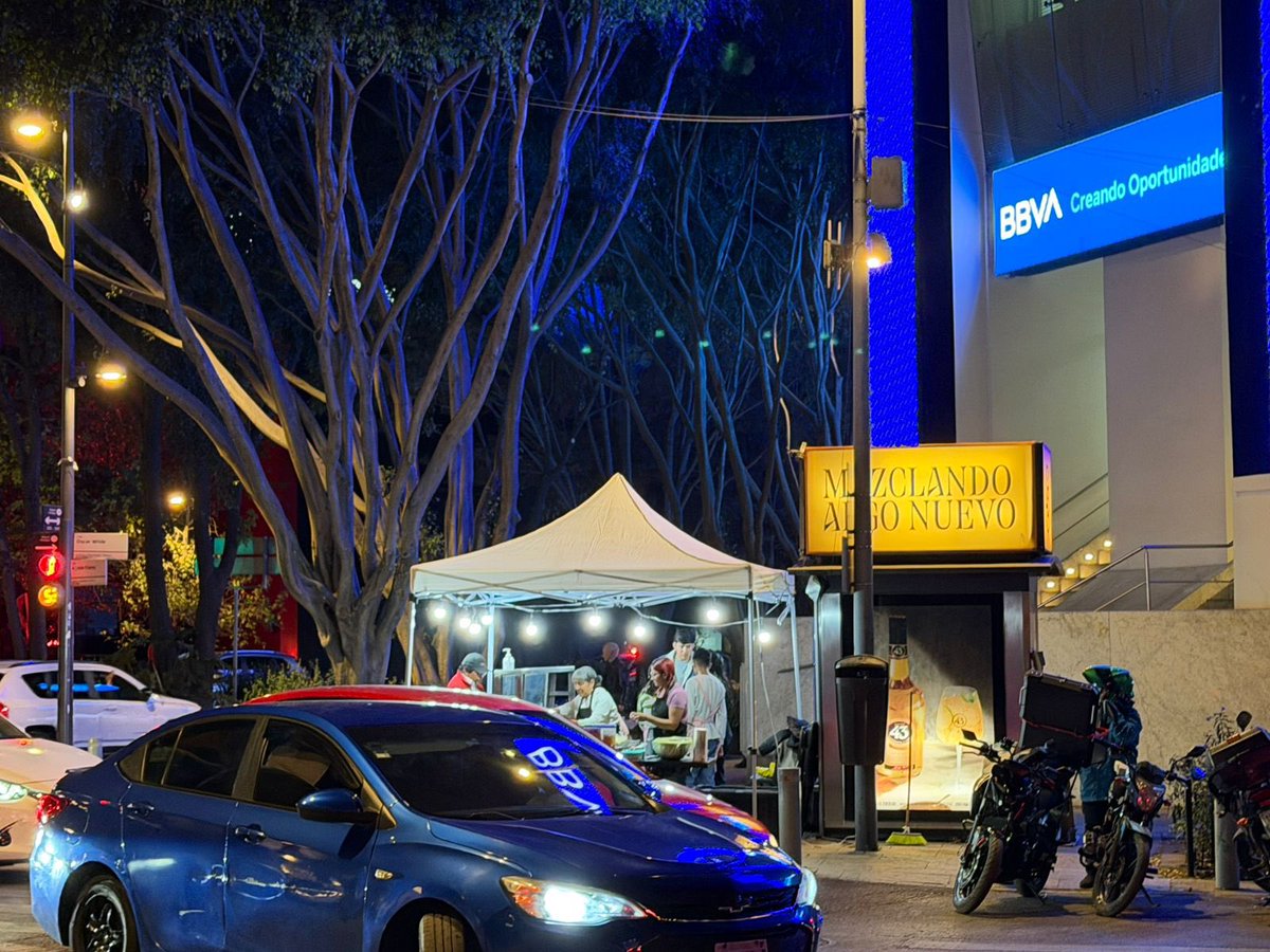 🚨 Anoche apareció un “restaurante sobre ruedas” en Oscar Wilde y Masaryk, en #Polanquito. Es NUEVO, invade cruce peatonal, excede dimensiones y presuntamente usa “diablito”.

La vía pública no es negocio privado. Exigimos que la @AlcaldiaMH <a href="/mauriciotabe/">Mauricio Tabe Echartea</a> hagan cumplir la ley. ❌