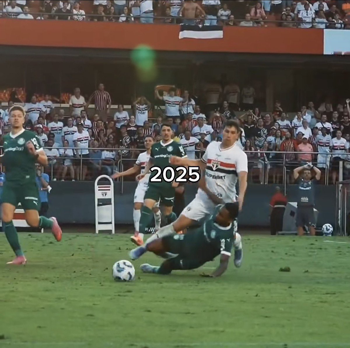 centraIsaopaulo's tweet photo. — 2021:
❌ Pênalti no Marquinhos ignorado
❌ Gol CONTRA, impedido (????)

— 2022:
❌ Expulsão do Rafinha
❌ Pisão do Danilo no Calleri ignorada

— 2023:
❌ “Falta” no gol do Calleri

— 2024:
❌ “Pênalti” do Rafael por socar a bola
❌ Solada do Rios no Pablo Maia ignorada 
❌ Pênalti no Luciano ignorado

— 2025:
❌ “Pênalti” no mergulho do Vitor Roque
❌ Pênalti no Tapia ignorado
❌ Expulsão por pisão do Gomez ignorada
❌ Expulsão por pisão do Andreas ignorada

— 2026:
❌ Pênalti de Gomez ignorado