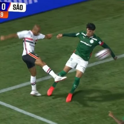 centraIsaopaulo's tweet photo. — 2021:
❌ Pênalti no Marquinhos ignorado
❌ Gol CONTRA, impedido (????)

— 2022:
❌ Expulsão do Rafinha
❌ Pisão do Danilo no Calleri ignorada

— 2023:
❌ “Falta” no gol do Calleri

— 2024:
❌ “Pênalti” do Rafael por socar a bola
❌ Solada do Rios no Pablo Maia ignorada 
❌ Pênalti no Luciano ignorado

— 2025:
❌ “Pênalti” no mergulho do Vitor Roque
❌ Pênalti no Tapia ignorado
❌ Expulsão por pisão do Gomez ignorada
❌ Expulsão por pisão do Andreas ignorada

— 2026:
❌ Pênalti de Gomez ignorado
