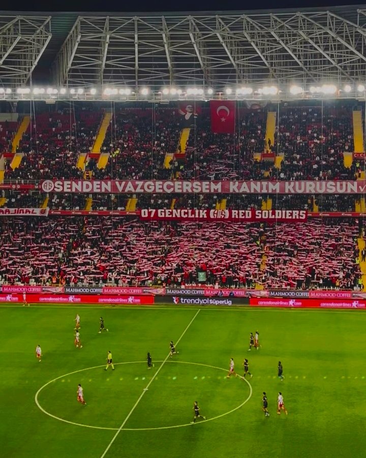 Bizim renklerimize olan bağlılığımız bir tercih değil, bu şehrin sokaklarında kazanılmış bir karakterdir.
"Sadece Antalyasporluyuz"
Saygı duymayı öğreneceksiniz...
