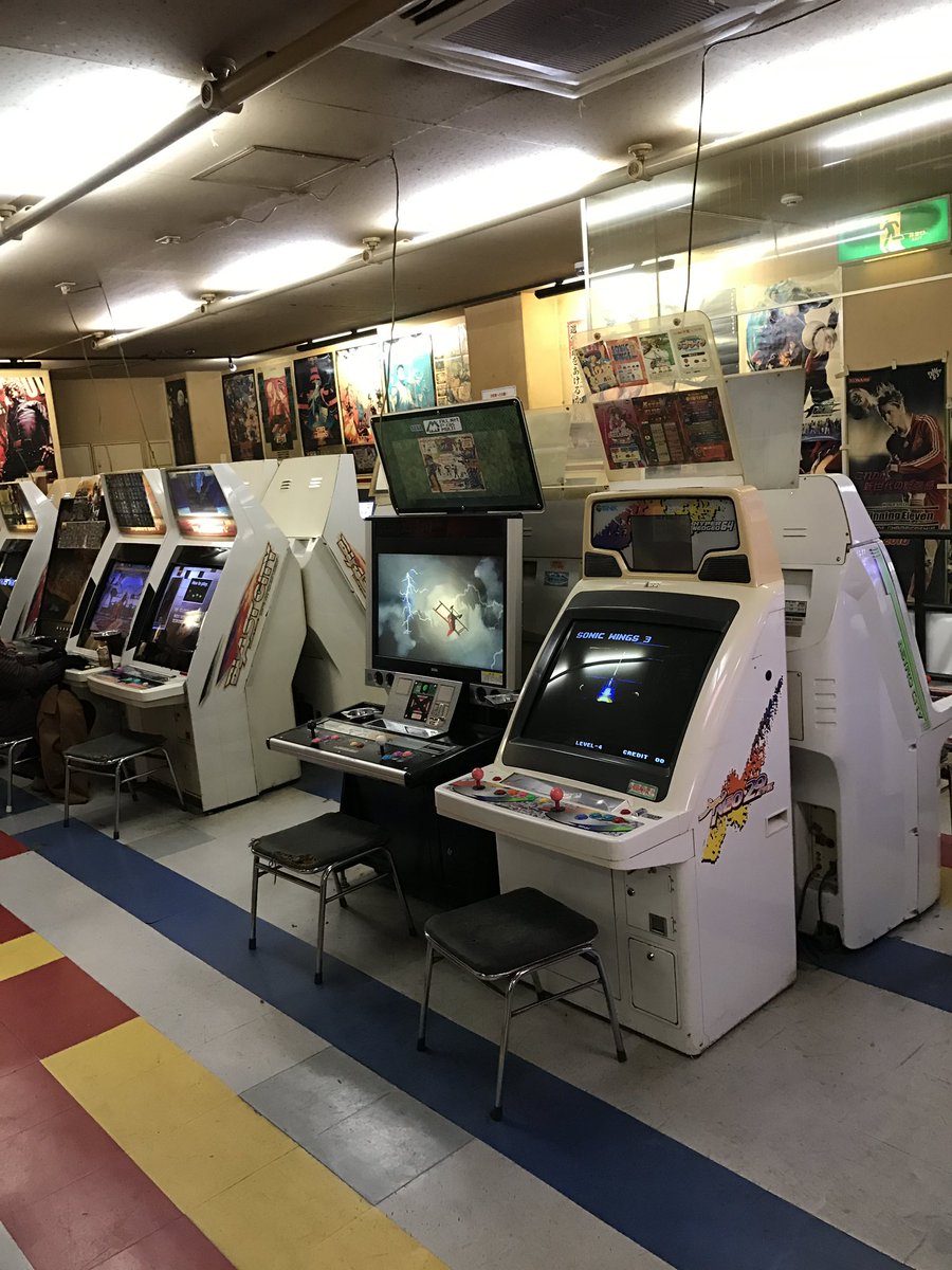 目を閉じれば鮮明に思い出す
あの喧しくタバコ臭い空間を
毎日通ってたあの頃が懐かしい
みんな元気にやってるんだろうか
ゲーセンは良いものだ