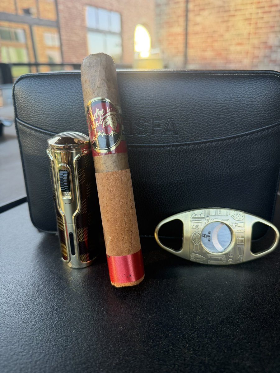 D_To_Tha_J's tweet photo. Sunday closing the only way I know how. Padre Las Casas cigar tonight. @xifeicigartools #PadreLasCasasCigars #Xifei #XifeiCigarTools #LihtunCigarTools #BOTL #SOTL #PSSITA #CigarLifestyle #CigarCulture #CigarSociety #CigarOfTheDay #SmokeClassy #CigarAdmiration #CigarsWithClass https://t.co/NwbrpS26cp