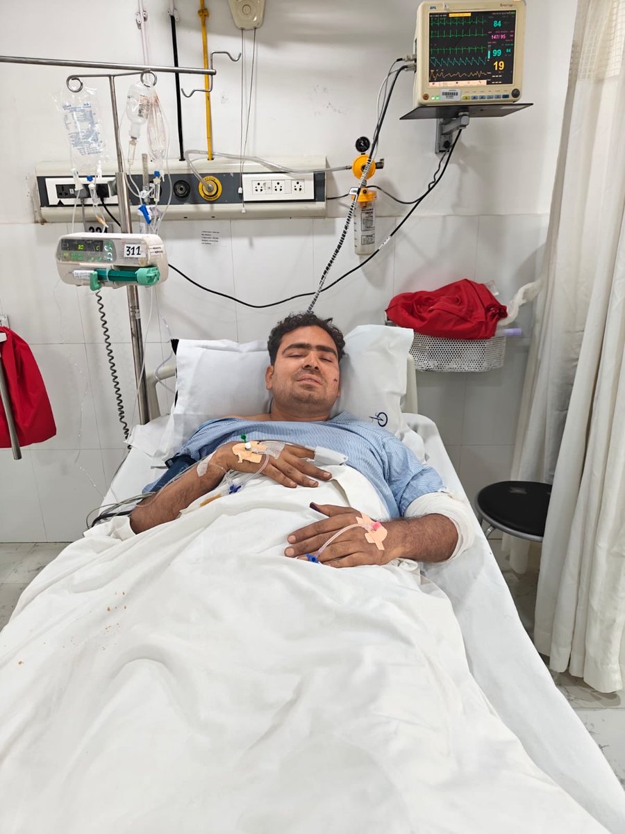 journo_jitendra's tweet photo. अजय मलिक, AC (#CRPF) के 2010 बैच के #UPSC अधिकारी हैं। जेएंडके और वामपंथी उग्रवाद ग्रस्त क्षेत्रों में असाधारण साहस का प्रदर्शन। उनकी टीम ने करोड़ के इनामी नक्सली और कश्मीर में तीन पाकिस्तानी आतंकियों को मारा था।अब IED ब्लास्ट में घायल वीर अजय एम्स में भर्ती हैं।#Rohtak #Haryana https://t.co/9K7nWhcSj7