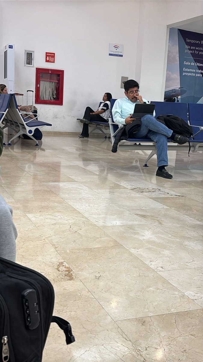 El presidente de la <a href="/SCJN/">Suprema Corte</a> en el aeropuerto de Oaxaca, <a href="/HugoAguilarOrti/">Hugo Aguilar Ortiz</a> 

Un estilo muy personal de limpiarse la nariz.

🥺