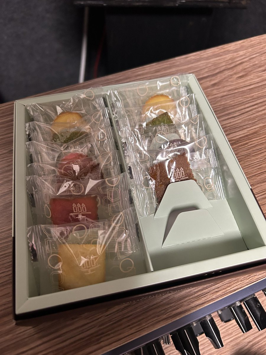 先日はギターレコーディングの打ち合わせということで作曲者の人が来てくれてその場でこんな感じですか？みたいな感じでギター弾いてみたいなことをやった。
人と人が直接会ってやり取りをすることは想像以上に大事なことなんですよね。

なおマドレーヌ食べますか？って聞いたら断られました笑