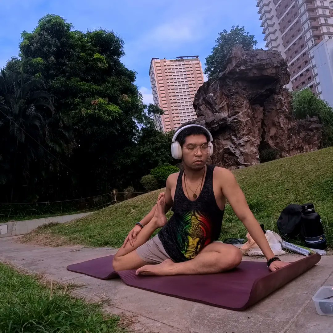 ILoveTansyong's tweet image. Grounded in the earth, rising with intention. 🧘‍♂️✨

#MindfulMovement #YogaFlow #InnerPeace #GroundedEnergy #HealingJourney