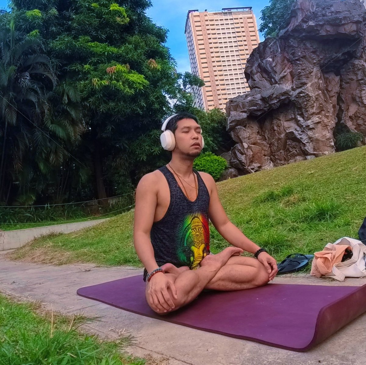 ILoveTansyong's tweet image. Grounded in the earth, rising with intention. 🧘‍♂️✨

#MindfulMovement #YogaFlow #InnerPeace #GroundedEnergy #HealingJourney