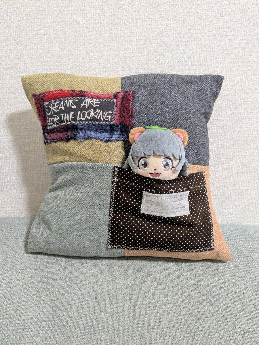 とっても可愛いハンドメイドのクッションカバー購入！ポケット付きなのでぬいも入れれるし最高に可愛い！しかも何気にぽこピーカラー🧡💚💛