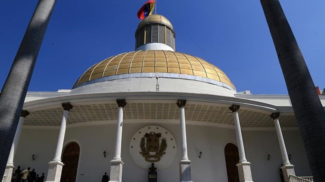 Natts058's tweet photo. 🗳️ El ministro de Planificación, Ricardo Menéndez, entregó la Memoria y Cuenta de la Administración Pública Nacional en la AN. Con énfasis en la defensa institucional, cumplimiento de la Constitución (art. 244) y las leyes de finanzas públicas, bajo mandato de la presidenta encargada, Delcy Rodríguez. #Venezuela #transparencia