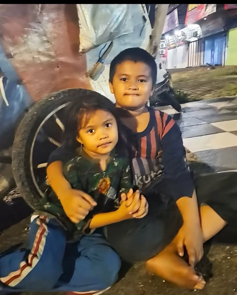 Nyesek.
Di buang oleh orang tuanya sendiri sejak balita, Haikal bocah 10 tahun ini rela jadi pemulung sampai malam hari demi bisa hidupi adik tercinta 🥹