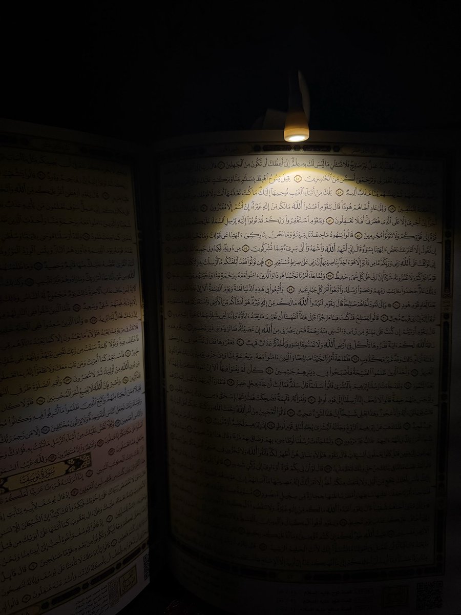 في الفجر،
حين تهدأ الأصوات
وتنحسر الدنيا عن القلب،
يعلو القرآن صفاءً لا صوتًا،
وتُكتب الشهادة قبل أن يُكتب النهار؛
﴿إِنَّ قُرآنَ الفَجْرِ كَانَ مَشْهُودًا﴾
اللهم اجعلنا من أهله، ولا تحرمنا نوره 🤍
