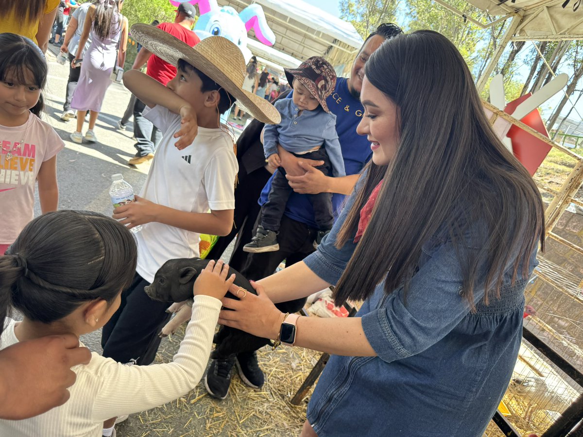 SEDESOL_Zac's tweet photo. En la @SEDESOL_Zac nos sumamos al Festival del #DíaDeLaFamilia 

Participamos con la granjita, donde las y los niños pudieron tener un acercamiento con los animalitos y vivir momentos que fortalecen el amor, los valores y la unión.

El desarrollo social se construye en familia. https://t.co/o6ROwHa9CO
