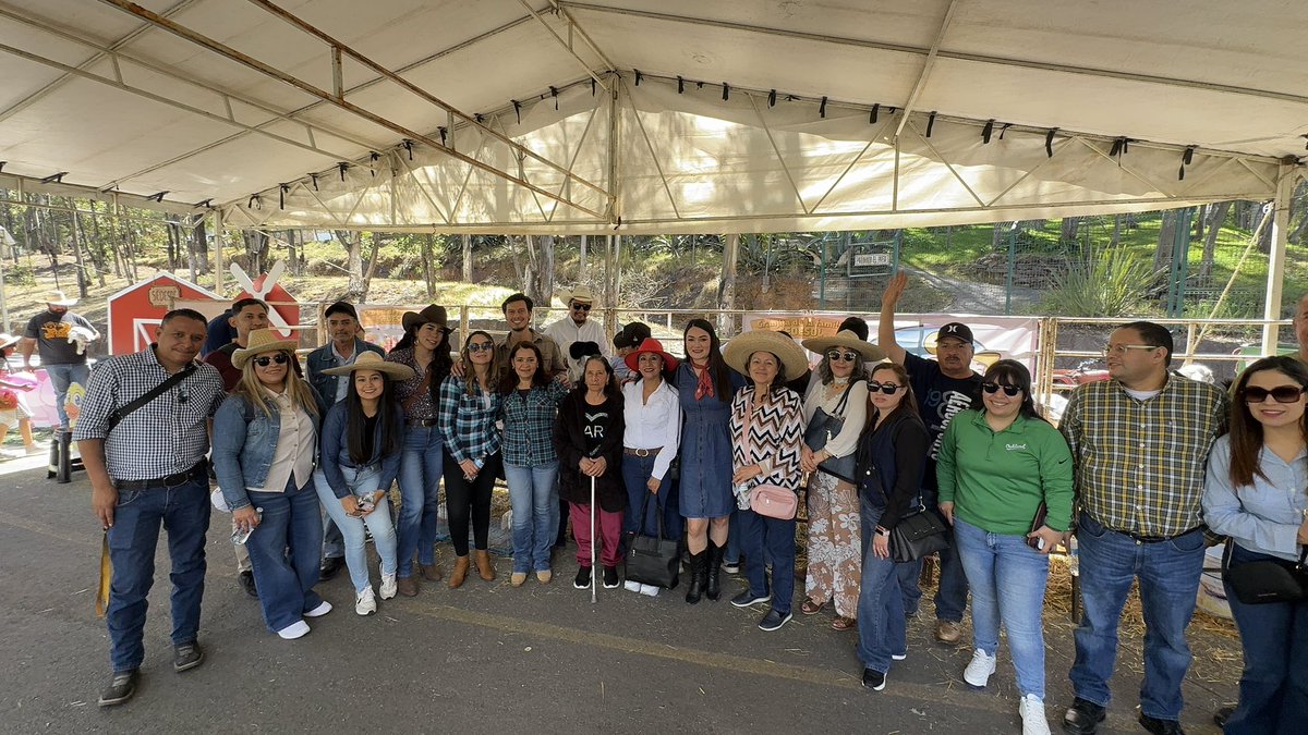 SEDESOL_Zac's tweet photo. En la @SEDESOL_Zac nos sumamos al Festival del #DíaDeLaFamilia 

Participamos con la granjita, donde las y los niños pudieron tener un acercamiento con los animalitos y vivir momentos que fortalecen el amor, los valores y la unión.

El desarrollo social se construye en familia. https://t.co/o6ROwHa9CO