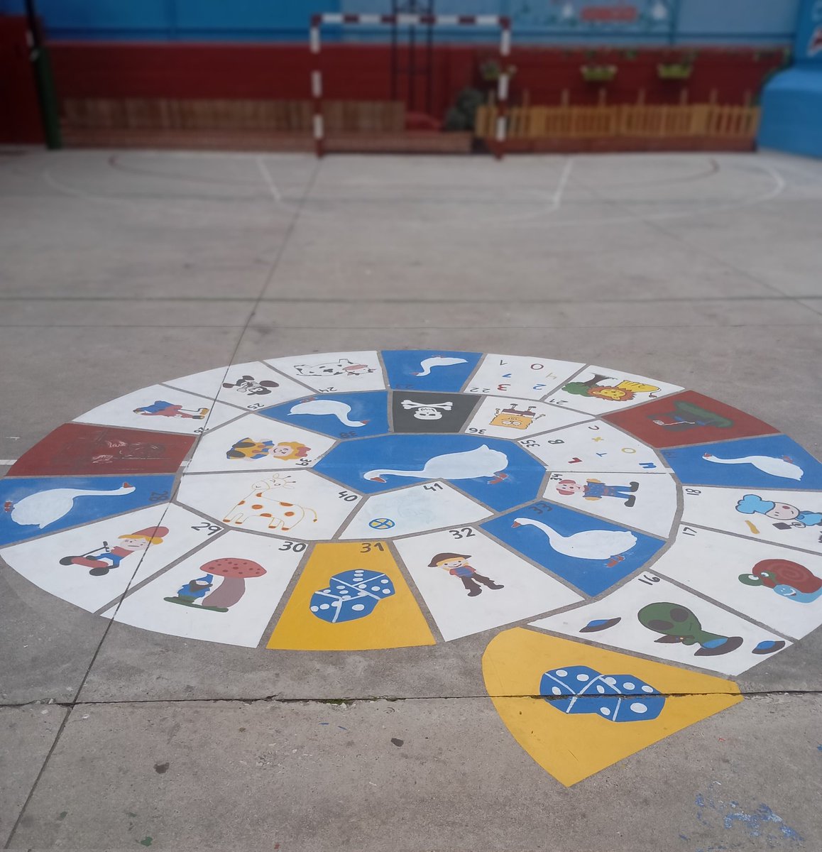 Compartimos unas imágenes de la restauración de los juegos de patio. Volver y encontrarnos mejoras es muy agradable y ayuda a enfocar con energía la última fase del segundo trimestre. Gracias a las familias por cuidar del centro y colaborar en nuestros proyectos.
#CdA