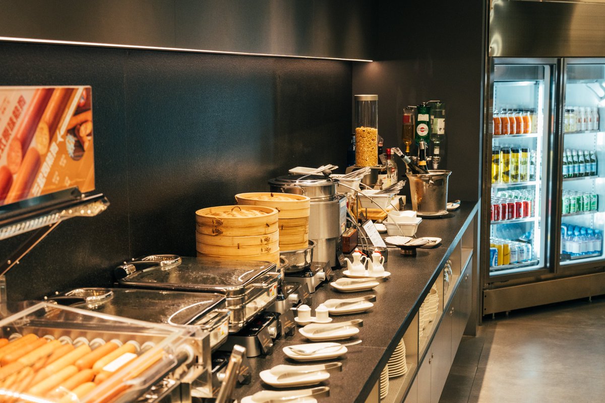 starluxjapan's tweet image. 特別な旅の始まりは、空港から。
磨き上げられたテーブル、彩り豊かな料理の数々。上質なしつらえでお迎えいたします。
台北桃園GALACTICラウンジは、ビジネスクラスのお客様、およびINSIGHTER／EXPLORER会員様にご利用いただけます。

#STARLUX #LuxuryBeyondHorizons
Photo credit: rookie030 (IG)