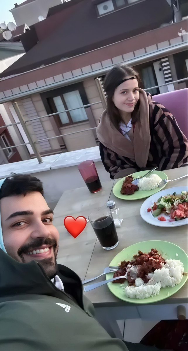 #YağmurYüksel - #OktayEkinci aşkı tam gaz devam ediyor. Çiftten Yüksel, sevgilisi ile bu karesini kalp emojisi koyarak paylaştı.