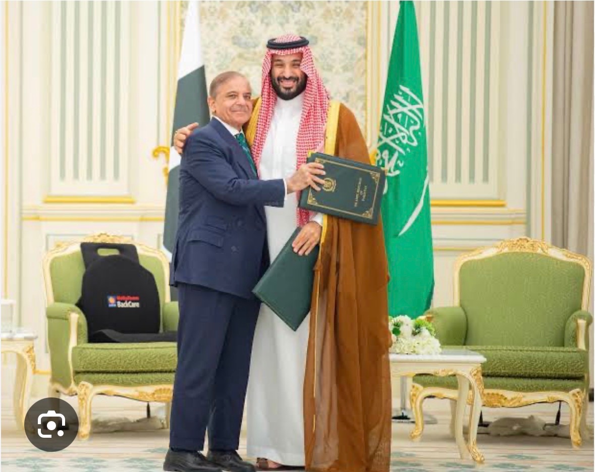 Jagmki's tweet photo. @Qamarcheema @dwnews Bhai tel ne gaya Afghanistan. What about the defense pact that you guys signed with Saudi Arabia, Chotu Gaya gaya tha na Saudi, look at this picture, go and fight for Saudi https://t.co/2lxSsqSwWl