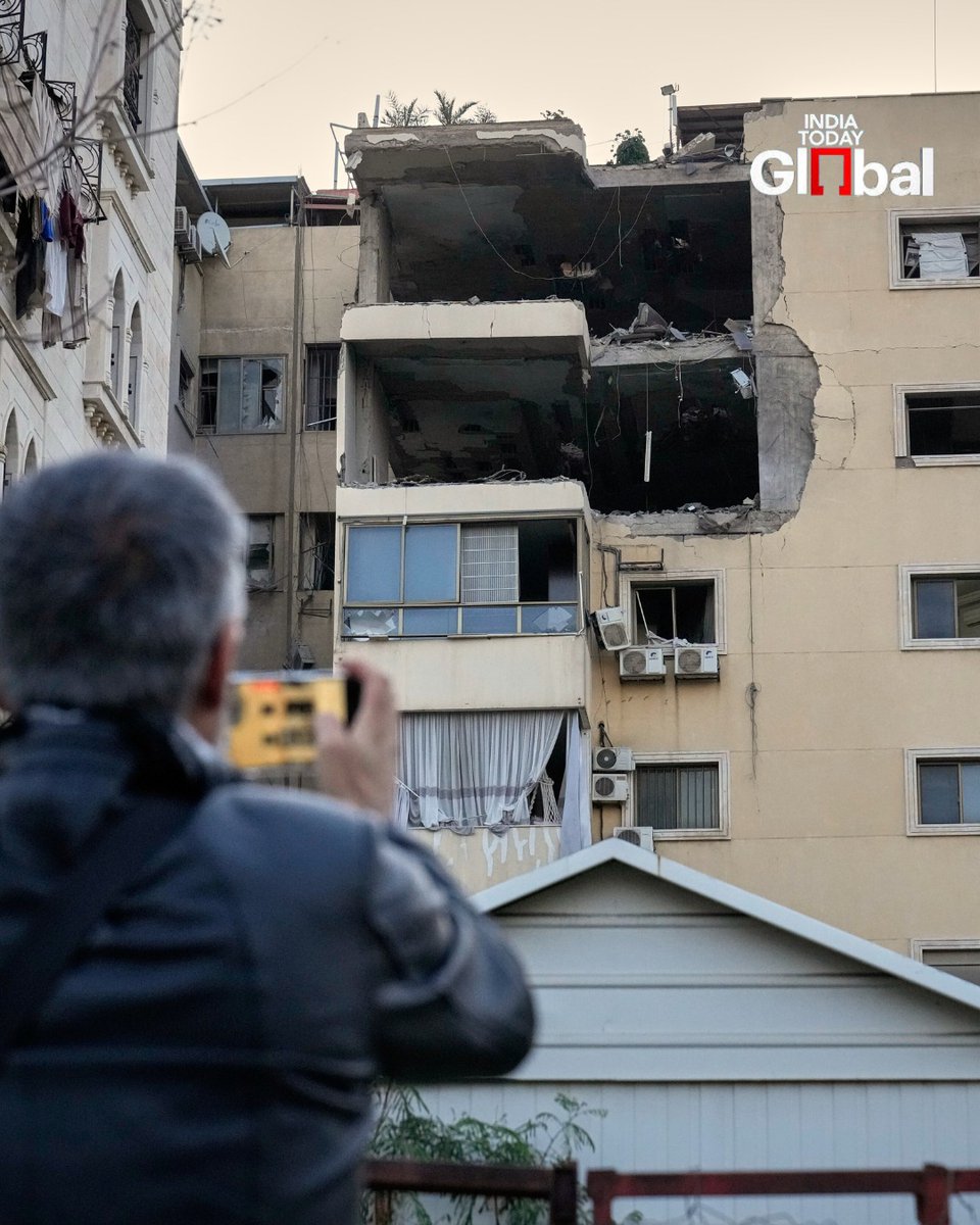 ITGGlobal's tweet photo. People inspect the wreckage of cars and buildings damaged in an Israeli airstrike in the southern Beirut suburb of Haret Hreik.

#Beirut #HaretHreik #IsraeliAirstrike #BuildingDamage #IndiaTodayGlobal https://t.co/4dchvDmhLO