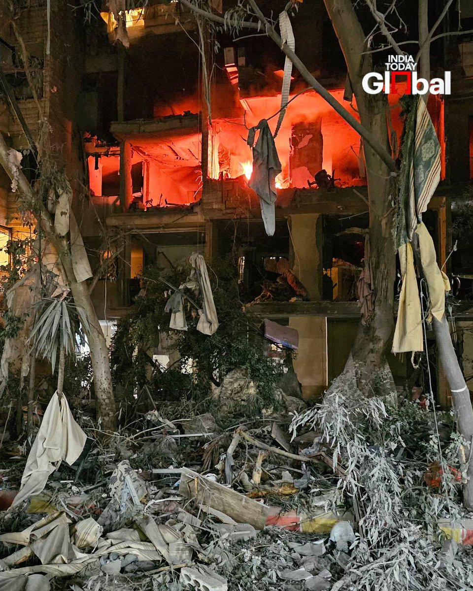 ITGGlobal's tweet photo. People inspect the wreckage of cars and buildings damaged in an Israeli airstrike in the southern Beirut suburb of Haret Hreik.

#Beirut #HaretHreik #IsraeliAirstrike #BuildingDamage #IndiaTodayGlobal https://t.co/4dchvDmhLO